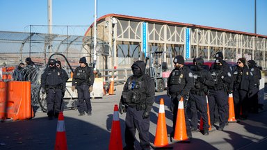 Angehörige der mexikanischen Nationalgarde und der US-Grenzpolizei überwachten den Grenzübergang „Paso del Norte“ 