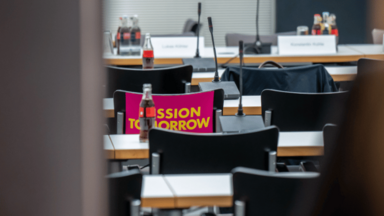 Mission Tomorrow klebt auf einem Stuhl im FDP Fraktionssaal vor der letzten Fraktionssitzung der FDP im Bundestag. 