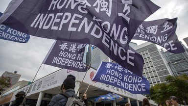 Demonstranten schwenken während einer Kundgebung in Hongkong Fahnen mit der Aufschrift „Hongkong Independence“, 