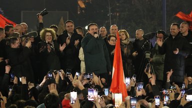 Kosovos Premierminister Albin Kurti feiert mit seinen Anhängern vor dem Regierungsgebäude in Pristina, Kosovo