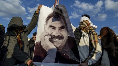 Jugendliche halten ein Foto des inhaftierten Führers der Arbeiterpartei Kurdistans (PKK), Abdullah Öcalan, in der Hand,