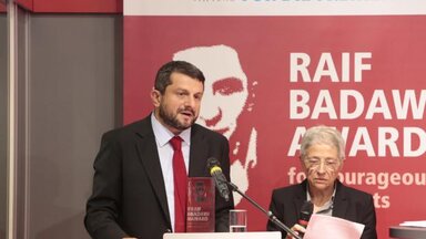 Can Atalay accepts the journalist prize