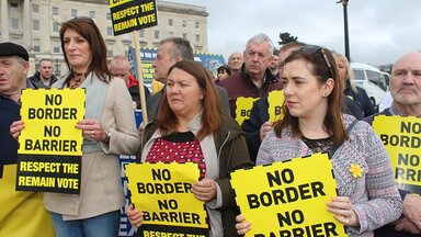 Protest in Stormont gegen eine "harte Grenze"