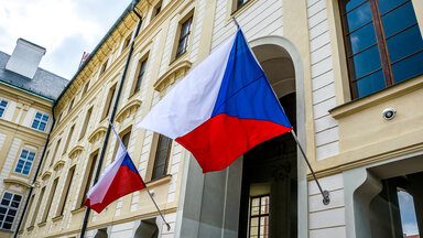 Zustand-Markierungsfahnen der Tschechischen Republik am Eingang zum Gebäude des Präsidenten der Tschechischen Republik 