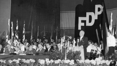 Der FDP-Vorsitzende Franz Blücher (am Rednerpult) erklärte am 27. Juni 1953 in Lübeck während der Eröffnungsrede zum Ausserordentlichen Parteitag, daß die FDP auf ihrem Treffen mehr als sonst vom "ganzen Deutschland" sprechen werde.