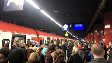 Zahlreiche Menschen warten am Hauptbahnhof auf eine S-Bahn, nachdem ein Streik den Zugverkehr lahmgelegt hat. Die Eisenbahn- und Verkehrsgewerkschaft (EVG) hat nach abgebrochenen Tarifgesprächen zu einem bundesweiten Warnstreik aufgerufen.