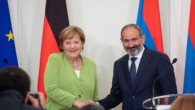 Armenien, Eriwan: Bundeskanzlerin Angela Merkel (CDU) wird von Nikol Paschinjan empfangen