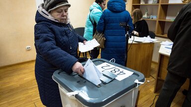 Wählerin stimmt bei Parlamentswahl in Moldau ab