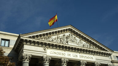 Die Fassade des Spanischen Parlaments mit der Flagge.