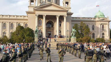 Serbian Parliament, two opposite protesting groups in Covid19 pandemic times