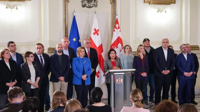 Die georgische Präsidentin Salome Surabitschwili (R, Mitte) gibt eine Pressekonferenz im Anschluss an die Parlamentswahlen in Georgien 2024.