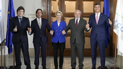 Von links: Der argentinische Präsident Javier Milei, der uruguayische Präsident Luis Lacalle Pou, die Präsidentin der Europäischen Kommission Ursula von der Leyen, der brasilianische Präsident Luiz Inacio Lula da Silva und der paraguayische Präsident Santiago Pena posieren für ein Foto während des Mercosur-Gipfels in Montevideo, Uruguay,