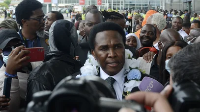 Mosambiks Oppositionsführer Venancio Mondlane spricht bei seiner Ankunft auf dem internationalen Flughafen Mavalane in Maputo, Mosambik, mit Journalisten