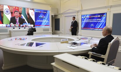 Der russische Präsident Wladimir Putin nimmt per Videokonferenz an einem außerordentlichen BRICS-Gipfel teil, während Chinas Präsident Xi Jinping auf dem Bildschirm zu sehen ist.