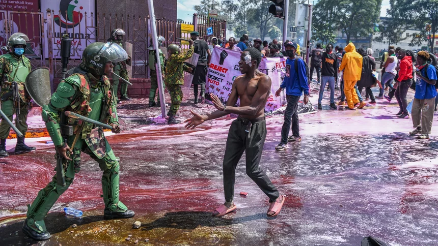 Kenianische Polizisten gehen in Nairobi gegen Demonstranten vor, die gegen die Steuererhöhungen im geplanten "Finanzgesetz 2024" protestieren