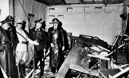 Reichsmarschall Hermann Göring (helle Uniform) und der Chef der «Kanzlei des Führers», Martin Bormann (l.), begutachten die Zerstörung im Raum der Karten-Baracke im Führerhauptquartier Rastenburg, wo Oberst Stauffenberg am 20. Juli 1944 eine Sprengladung zündete, mit der Absicht Hitler zu töten 