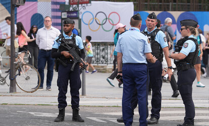 Vor den Olympischen Sommerspielen, Olympia Paris 2024, Polizisten stehen in einer Straße in Paris Wache. 
