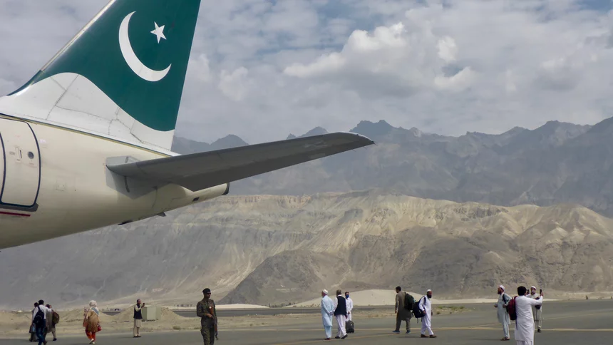 2021-09-09 BurjiLa Trek Skardu Airport Ankunft Pakistan International Airlines (PIA)- Birgit Lamm