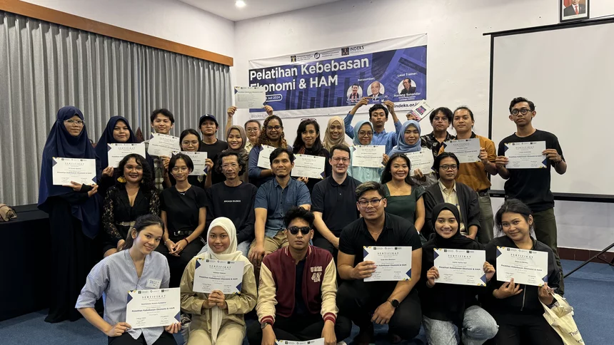 Para peserta berfoto bersama penyelenggara dari INDEKS dan perwakilan FNF, Dr. Stefan Diederich (Project Director FNF Indonesia) & Ganes Woro Retnani (Program Officer FNF Indonesia), seusai kegiatan. Setiap peserta memegang sebuah sertifikat sebagai tanda keikutsertaan mereka dalam pelatihan kali ini.