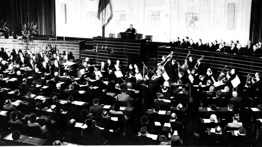 Am 7. September 1949 trat der erste Deutsche Bundestag in Bonn zum ersten Mal zusammen