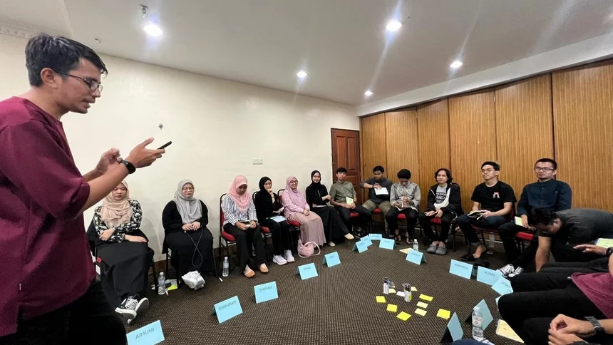 Rahman Imuda (standing) with a group of twenty young people from Tawau, Sabah in the IAF Replication Workshop: Safeguarding Freedom in the Digital World.