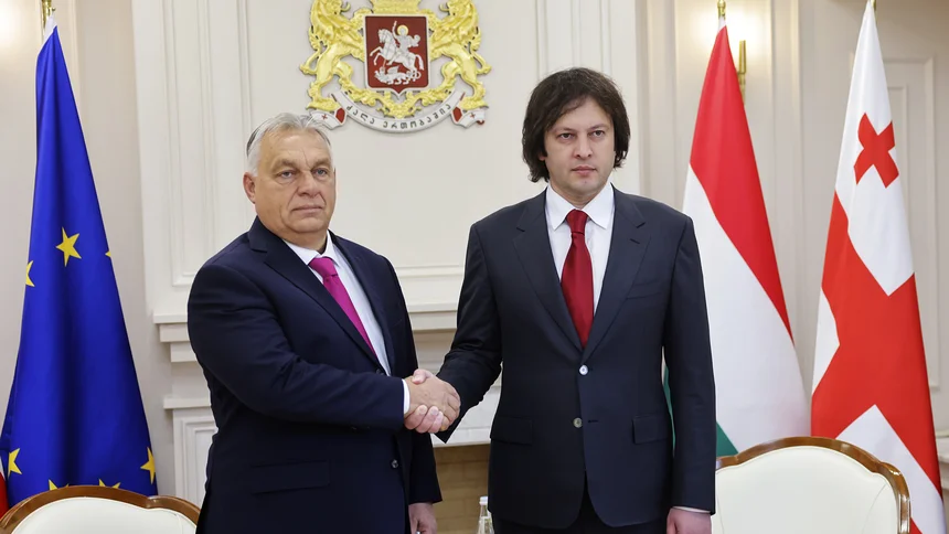 georgische Premierminister Irakli Kobachidse, rechts, und der ungarische Premierminister Viktor Orban während ihres Treffens in Tiflis, Georgien