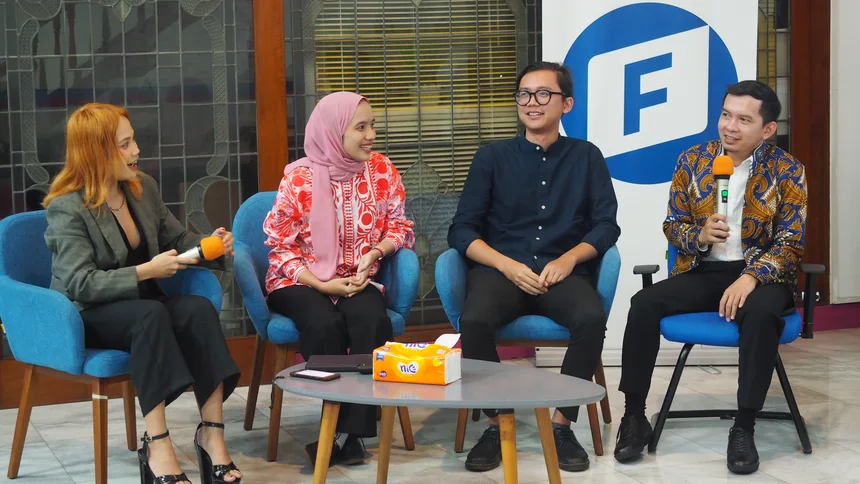 Dari kiri ke kanan: Raina Salsabil (moderator), Ratu Tasya (Peneliti, Scholarium LP3ES), Hafizh Nabiyyin (Kepala Divisi Kebebasan Berekspresi, SAFEnet), Dimas Saudian (Penyuluh Hukum Ahli Muda, Direktorat Jenderal HAM).