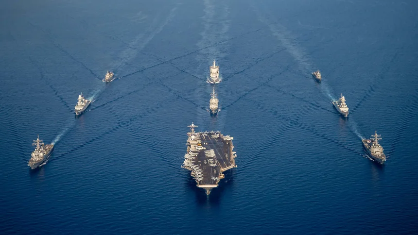 Schiffe der Standing NATO Maritime Group 2 fahren in Formation im Mittelmeer