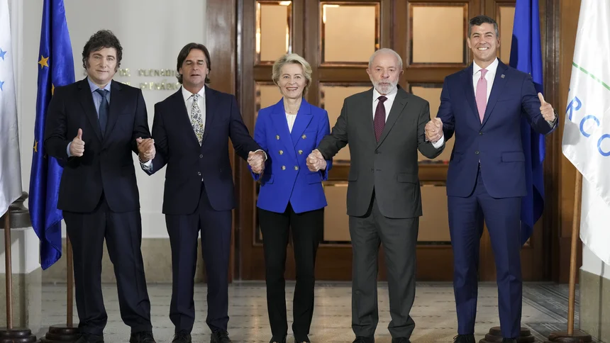 De izquierda a derecha: El Presidente de Argentina, Javier Milei, el Presidente de Uruguay, Luis Lacalle Pou, la Presidenta de la Comisión Europea, Ursula von der Leyen, el Presidente de Brasil, Luiz Inácio Lula da Silva, y el Presidente de Paraguay, Santiago Peña, posan para una foto durante la Cumbre del Mercosur en Montevideo, Uruguay,