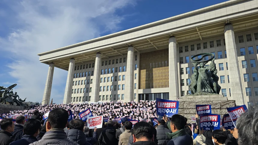 Menschen, die sich vor dem Gebäude der Nationalversammlung versammelt haben, protestieren nach der Verhängung des Kriegsrechts in Seoul, Südkorea, am 04. Dezember 2024