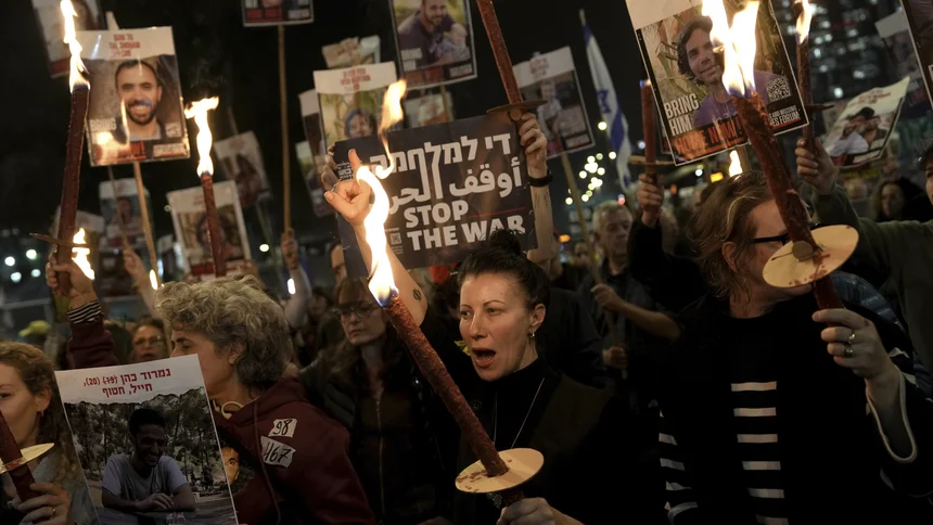 Angehörige und Freunde von Menschen, die von der Hamas getötet oder entführt und in den Gazastreifen verschleppt wurden, reagieren auf die Ankündigung des Waffenstillstands und nehmen an einer Demonstration in Tel Aviv, Israel, teil,