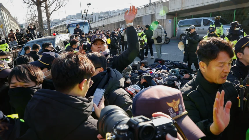 Etwa 30 Anhänger des abgesetzten Präsidenten Yoon Suk Yeol protestieren mit einem Sitzstreik vor seinem Amtssitz, um seine Verhaftung durch die Polizei zu verhindern. Dabei kommt es zu Zusammenstößen mit Journalisten, die über die Szene berichten, und mit Polizeibeamten, die versuchen, den Protest in Seoul aufzulösen, 