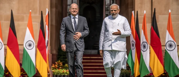 Bundeskanzler Olaf Scholz (l, SPD) steht mit Premierminister Narendra Modi 