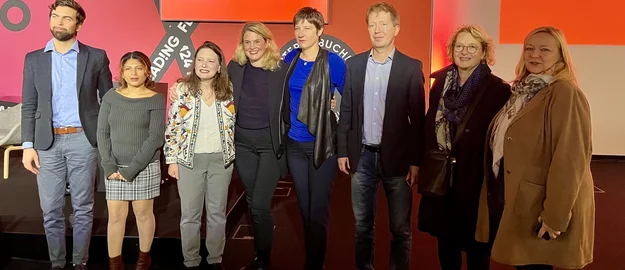 Gruppenfoto: Scott Griffen (IPI), Ensaf Haidar (Ehefrau von Raif Badawi), Hanene Zbiss (Investigative Journalistin aus Tunesien), Tamina Kutscher (Moderatorin, Russlandexpertin, Journalistin), Irina Borogan (russ. Exil-Journalistin und Buchautorin), Andrei Soldatov (russ. Exil-Journalist und Buchautor), Margit Ketterle (BOEV)