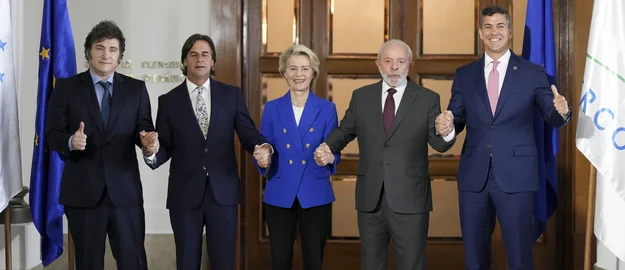 Von links: Der argentinische Präsident Javier Milei, der uruguayische Präsident Luis Lacalle Pou, die Präsidentin der Europäischen Kommission Ursula von der Leyen, der brasilianische Präsident Luiz Inacio Lula da Silva und der paraguayische Präsident Santiago Pena posieren für ein Foto während des Mercosur-Gipfels in Montevideo, Uruguay,